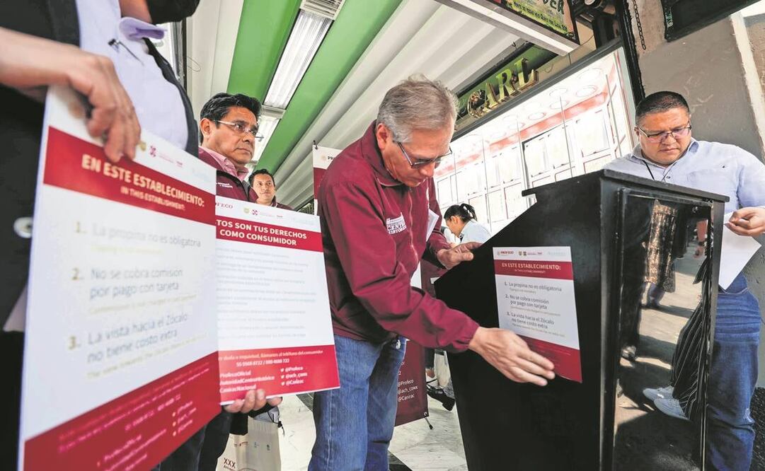 Autoridades capitalinas y de la Profeco recorrieron 21 restaurantes con vista al Zócalo, donde colocaron avisos con derechos del consumidor. Foto: Diego Simón/ El Universal