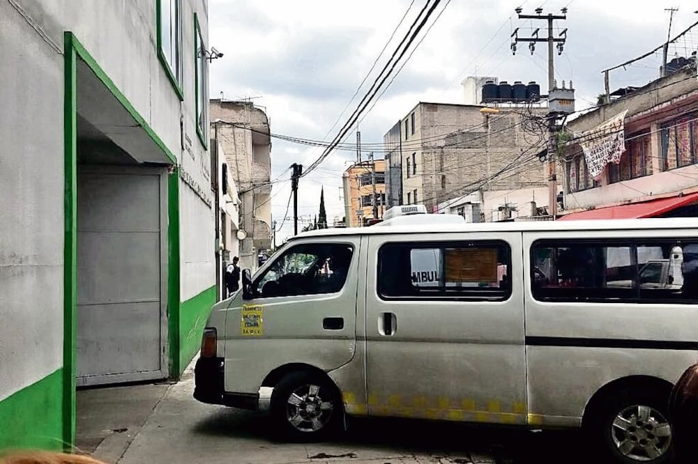 Seis unidades de la Ruta 53 fueron requeridas en la fiscalía mexiquense para que la menor viera a los operadores, pero no identificó a nadie (EMILIO FERNÁNDEZ. EL UNIVERSAL)