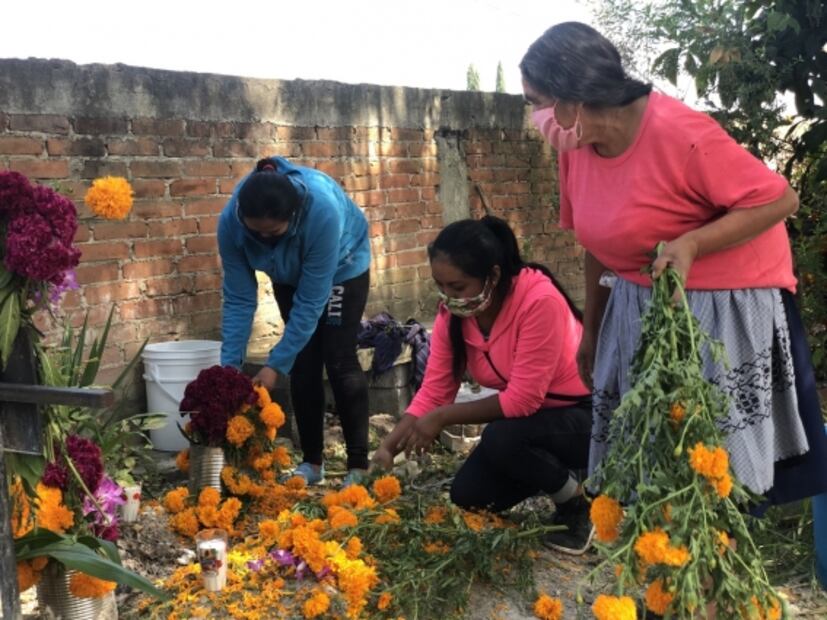 Sin medidas sanitarias, comunidades adelantan rituales de Día de Muertos en Michoacán