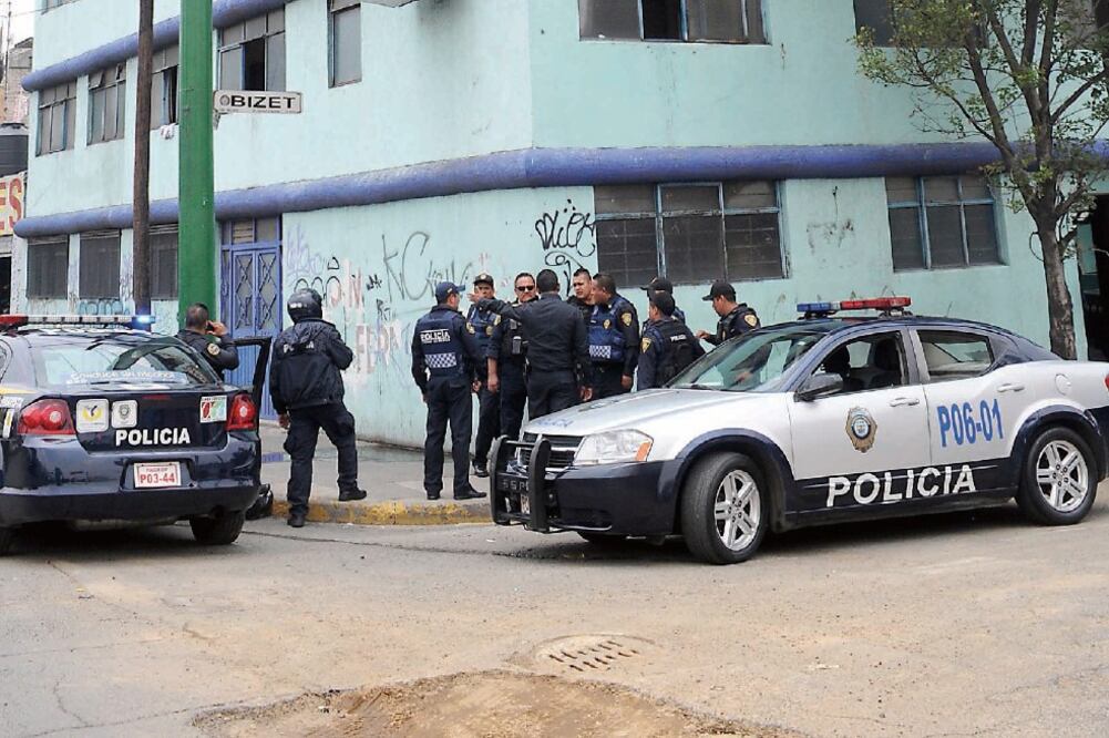 La policía encontró tarjetas bancarias con diferentes nombres y una bolsa negra con diez pequeñas bolsas que contenían marihuana en el vehículo (ARCHIVO EL UNIVERSAL)