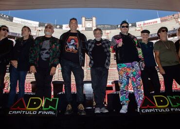 Auténticos Decadentes se visten de héroes mexicanos