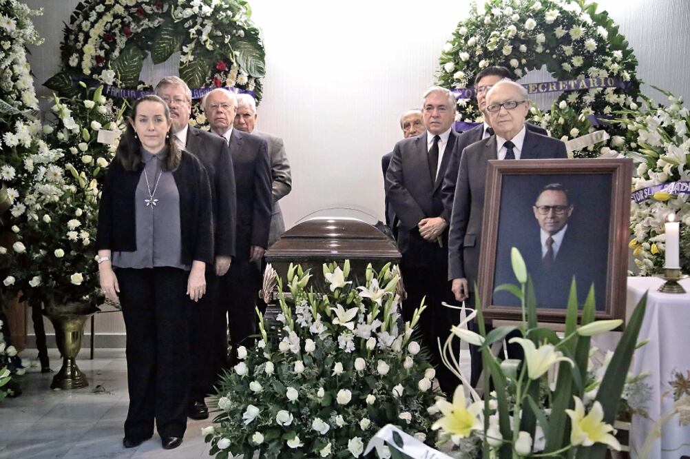 Eugenia Solana (hija), Juan Manuel Solana (hijo), José Narro, Fuad Juan (izq.); Luis Javier Solana Morales (hermano), Armando Quintero, Alejandro Carrillo Castro y Jorge Ampudia (der.) montaron una guardia de honor (ALEJANDRA LEYVA. EL UNIVERSAL)