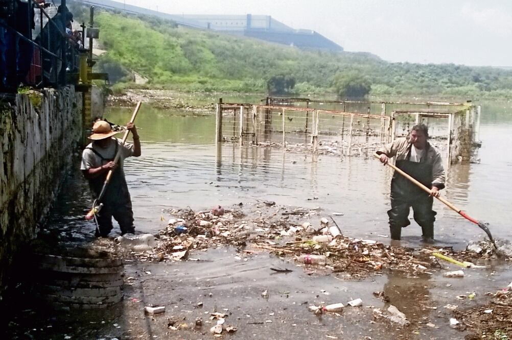 Trabajadores desazolvaron el espejo de agua para dar más espacio para que el afluyente no se desbordara. (JUAN M. BARRERA. EL UNIVERSAL)