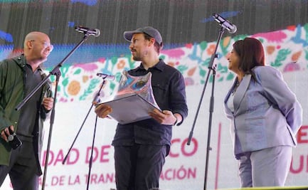 Clara Brugada reconoce a Gints Zilbalodis, director de "Flow"; cientos de capitalinos disfrutan la película en el Zócalo