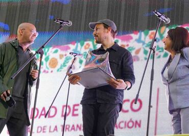 Clara Brugada reconoce a Gints Zilbalodis, director de "Flow"; cientos de capitalinos disfrutan la película en el Zócalo