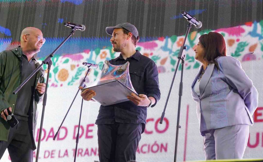 Brugada reconoce a Gints Zilbalodis, director de Flow (30/04/2025). Foto: Especial