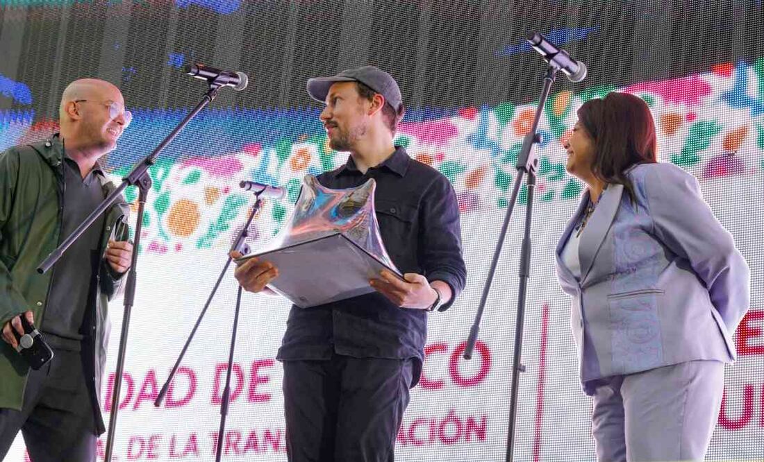 Brugada reconoce a Gints Zilbalodis, director de Flow (30/04/2025). Foto: Especial