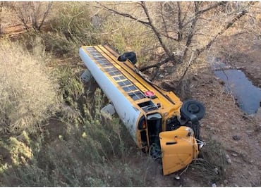 Camión con obreros de maquila cae de puente en Nogales, Sonora; reportan 8 lesionados