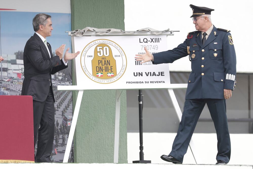 En la ceremonia estuvo presente el General, Noé Sandoval Alcazar, Subsecretario de la Defensa Nacional y el jefe de Gobierno capitalino, Miguel Ángel Mancera (IVAN STEPHENS EL UNIVERSAL)