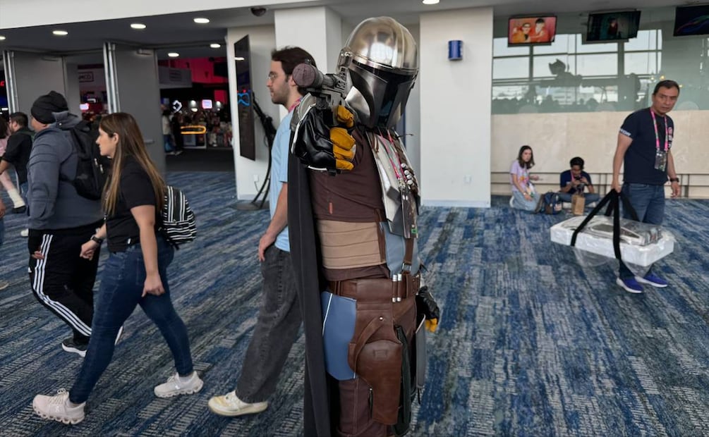 Axel Valencia gastó cerca de 12 mil pesos en una armadura de The Mandalorian.
FOTO: César González/EL UNIVERSAL.