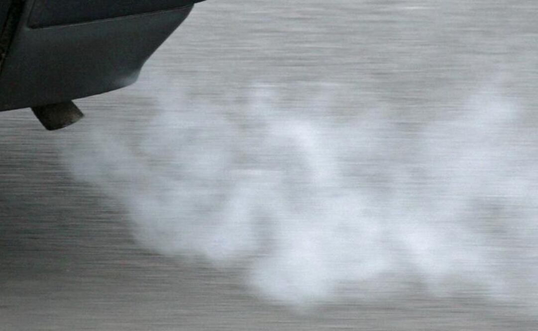 En esta imagen de archivo, vista del tubo de escape de un auto en Erfurt, Alemania. Foto: AP