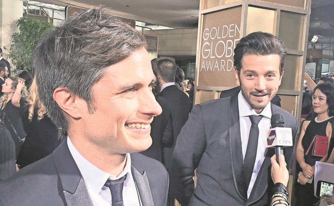 Gael García y Diego Luna ayer en la alfombra de los Globos de Oro (FOTOS: JUAN MANUEL NAVARRO. EL UNIVERSAL Y AP)