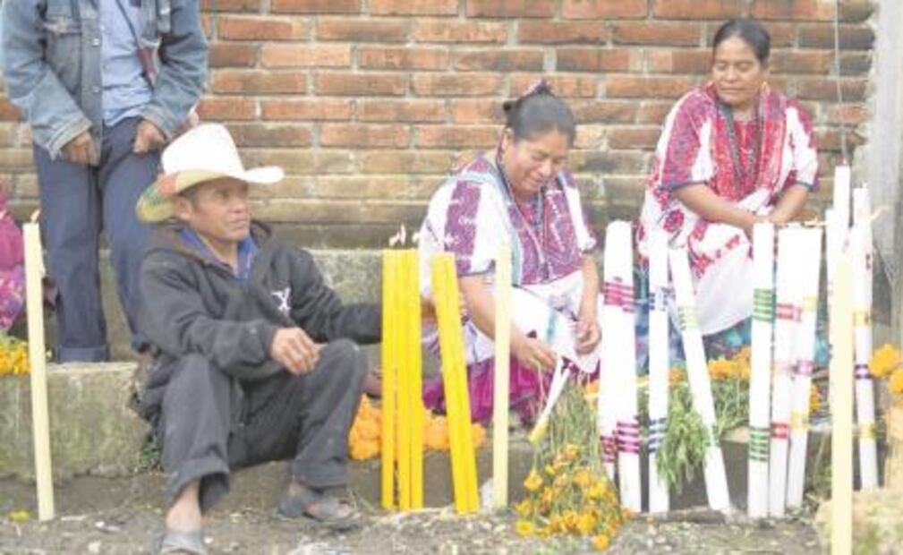 En Metlatónoc reciben a fieles difuntos con rosario y ofrendas