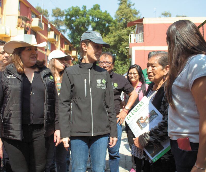 Claudia Sheinbaum, jefa de Gobierno capitalina, participó en el Sábado de Tequio en la colonia CTM Culhuacán, en la alcaldía Coyoacán. Foto/MAGDALENA MONTIEL. CUARTOSCURO