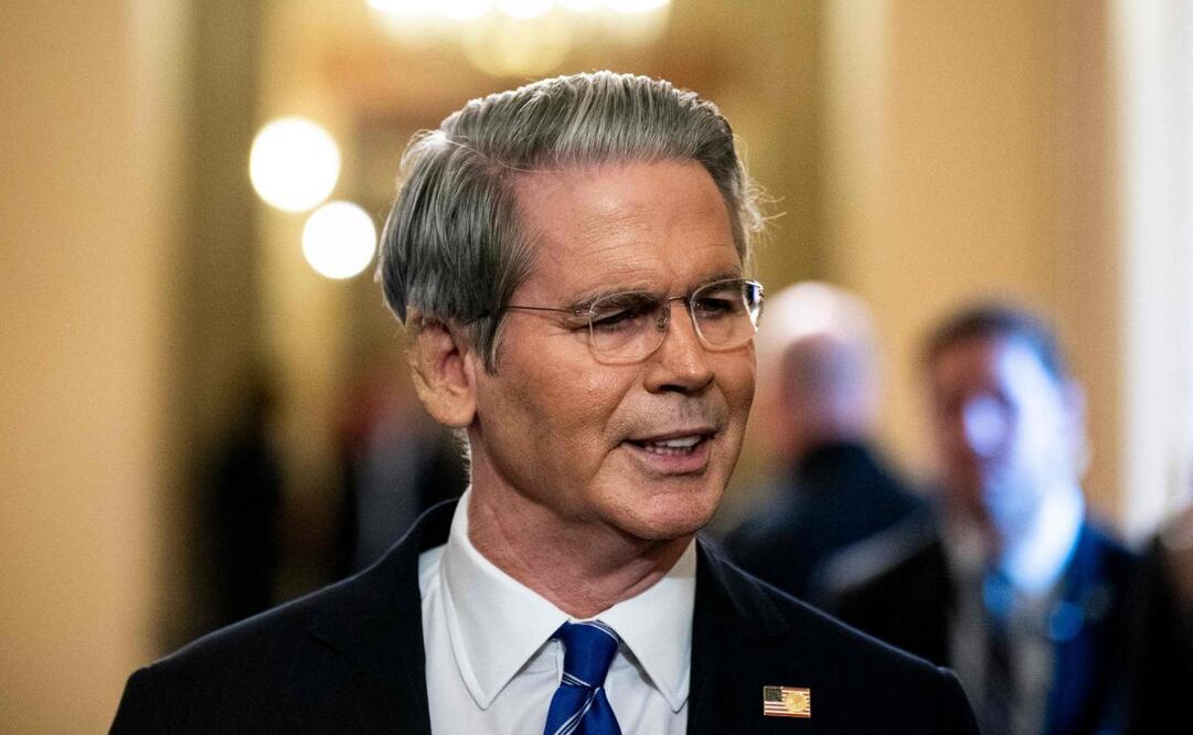 El secretario del Tesoro, Scott Bessent, habla con la prensa tras un almuerzo republicano en el Senado, en el Capitolio de EU el 27 de junio de 2025 en Washington, D. C. Los líderes republicanos presionan para que la ley "One Big Beautiful Bill" de Trump se apruebe en el Congreso y llegue a su despacho antes del 4 de julio, Día de la Independencia. Foto: AFP