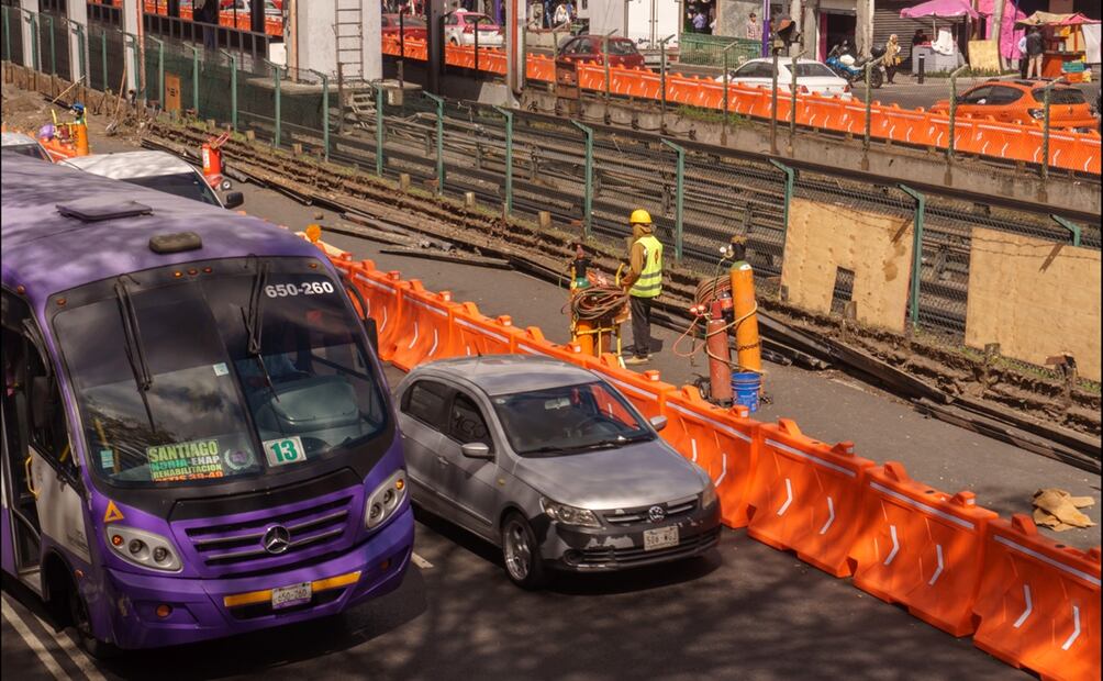 Trabajadores laboran en la construcción de la Calzada Flotante que ira sobre la Línea 2 del Metro en la Ciudad de México, el 22 de octubre de 2025. Foto: Osmar Alvarado/EL UNIVERSAL