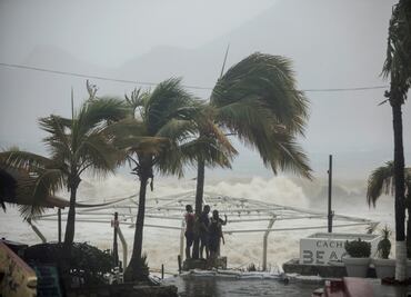 Inundaciones, árboles y espectaculares caídos causa “Lidia” en Sinaloa