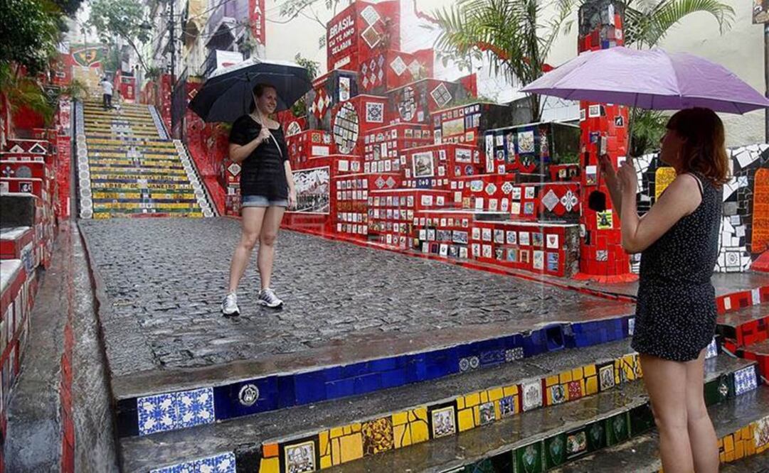 Las escaleras son una de las principales vías de comunicación entre Lapa, el barrio bohemio del centro de Río de Janeiro, con Santa Teresa, el considerado "Montpellier" carioca. (FOTO: EFE)