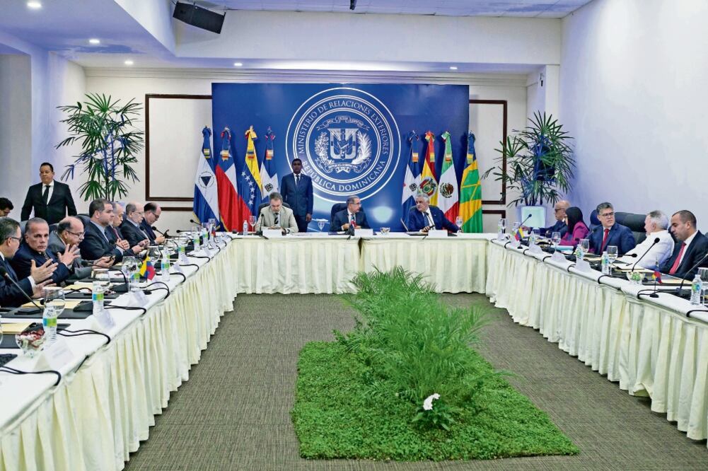 Vista general de la reunión entre representantes del gobierno y la oposición de Venezuela, ayer en la sede de la cancillería dominicana, en Santo Domingo. (ORLANDO BARRÍA. EFE)