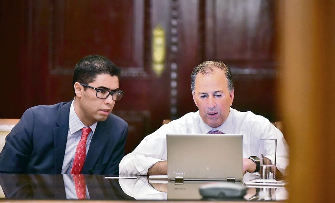 Acompañado por el jefe del SAT, Osvaldo Santin, el secretario de Hacienda, José Antonio Meade, presentó su declaración anual utilizando las cuentas en redes sociales de Facebook y Twitter. (CORTESÍA)