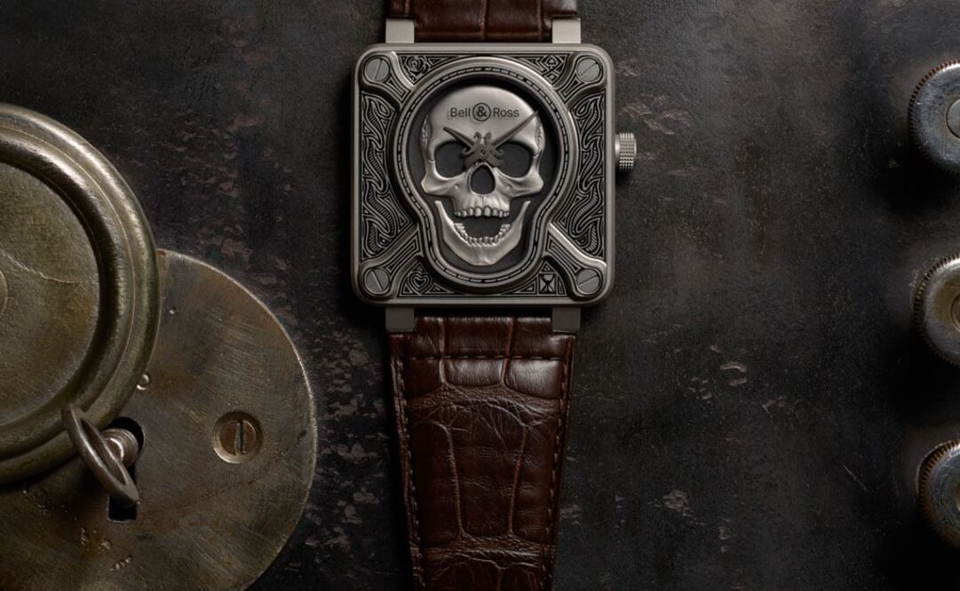 La calavera se tatúa el infierno y resalta su esencia militar