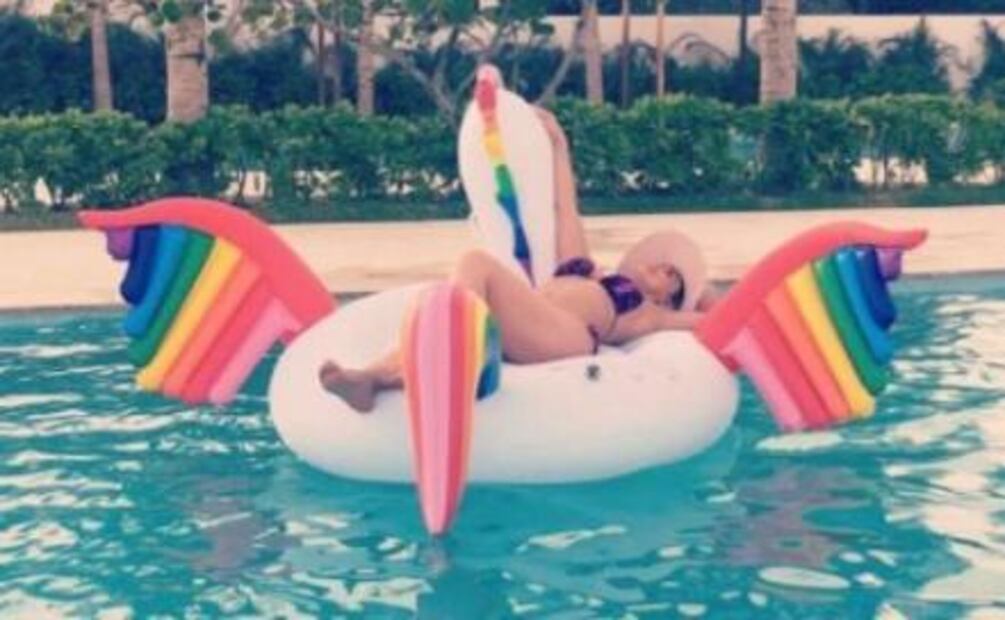 Aracely Arámbula luce sus curvas en bikini