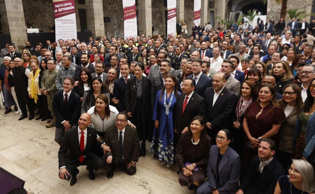 Clara Brugada encabeza firma del pacto contra extorsión en CDMX; crearán centro de atención inmediata.
FOTO: DIEGO SIMÓN SÁNCHEZ / EL UNIVERSAL