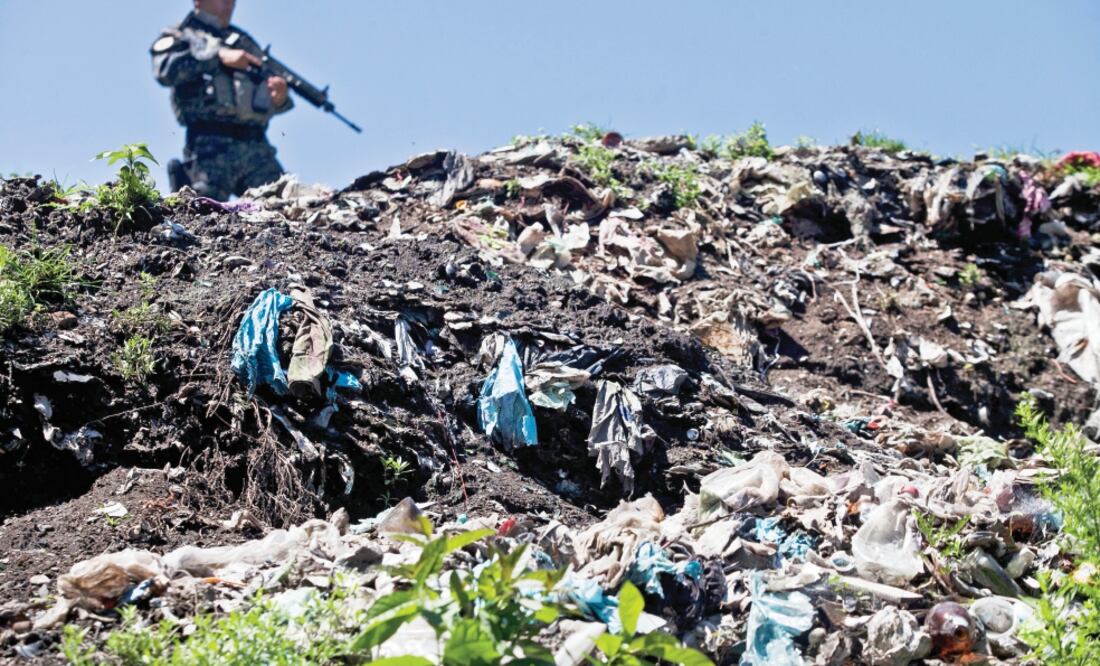 La nueva indagatoria es consecuencia de las conclusiones opuestas que presentaron la PGR y los investigadores del GIEI sobre el destino de los 43 estudiantes desaparecidos (ARCHIVO EL UNIVERSAL)