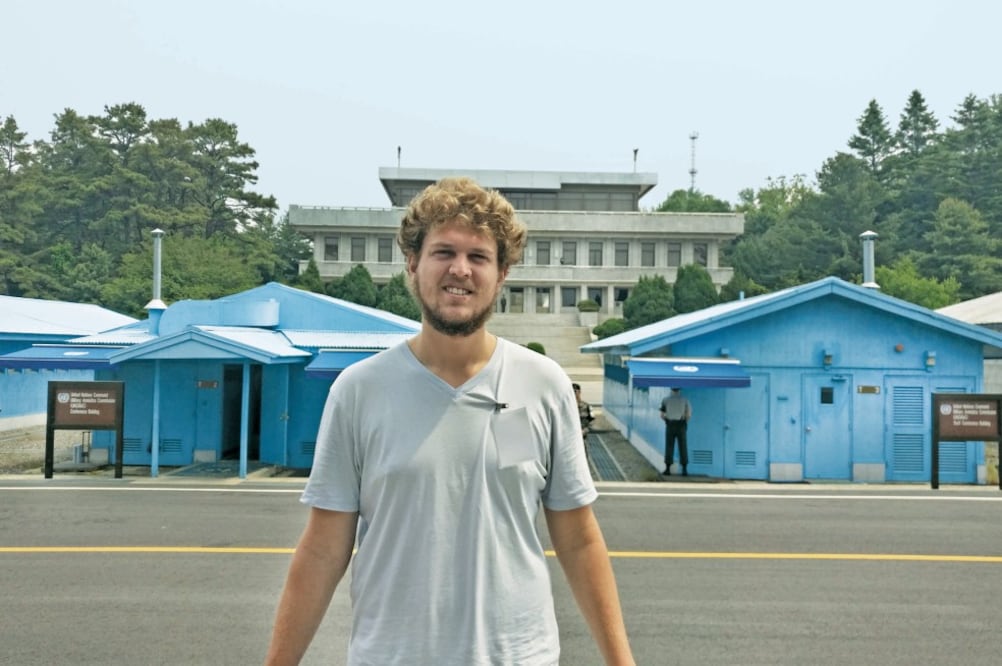 El mexicano Santiago Kent Lagunas tuvo la oportunidad de visitar la Zona Desmilitarizada que está en la frontera entre Corea del Norte y Corea del Sur. Estos viajes sólo se pueden hacer en tours autorizados por Pyongyang. FOTO: CORTESÍA DE SANTIAGO KENT L