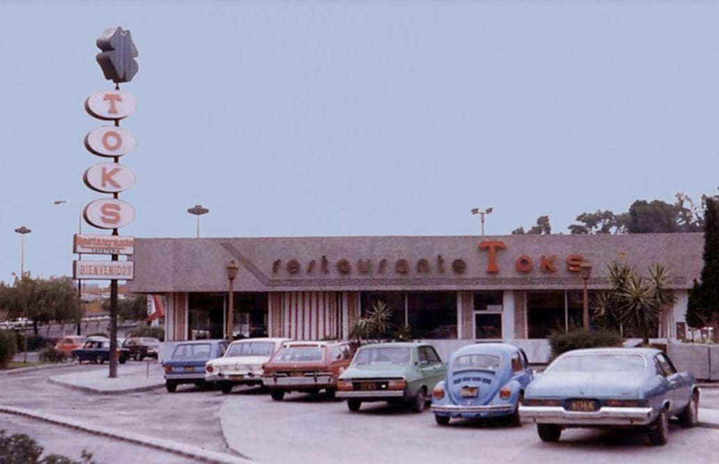 Así lucía el restaurante Toks ubicado en Calzada Taxqueña hacia finales de los años setenta. Este inmueble ha vivido diversas transformaciones al paso del tiempo y sigue en pie en esta transitada zona. El origen de la palabra Toks proviene de acortar la frase estadounidense "Today OK Service". Crédito: Daniel Salinas