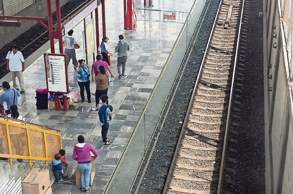 La intensa lluvia del viernes afectó las vías de las estaciones Los Reyes y La Paz de la Línea A del STC Metro (ARCHIVO EL UNIVERSAL)