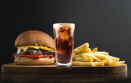 ¿Cuántas calorías tiene un combo: hamburguesa, papas y refresco?