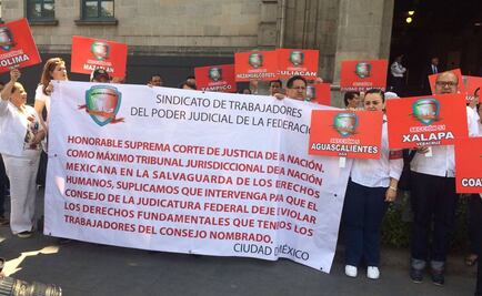 Miembros del sindicato del PJF protestan frente a la SCJN