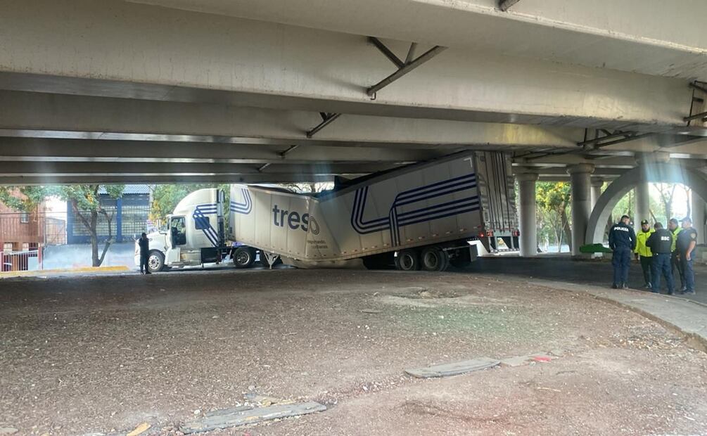 Alerta vial, tráiler queda atorado,  obstruyendo el paso vehicular en el cruce de Río Churubusco y Eje 3 Oriente en la colonia Aculco alcaldía Iztapalapa. Foto: Juan Carlos Williams