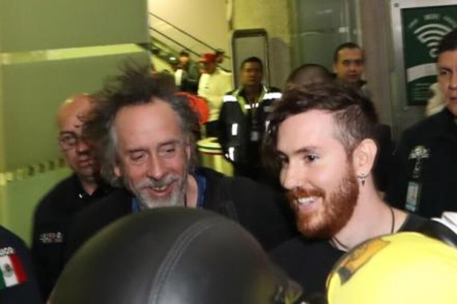 Unos segundos con Tim Burton; el cineasta llega a la CDMX