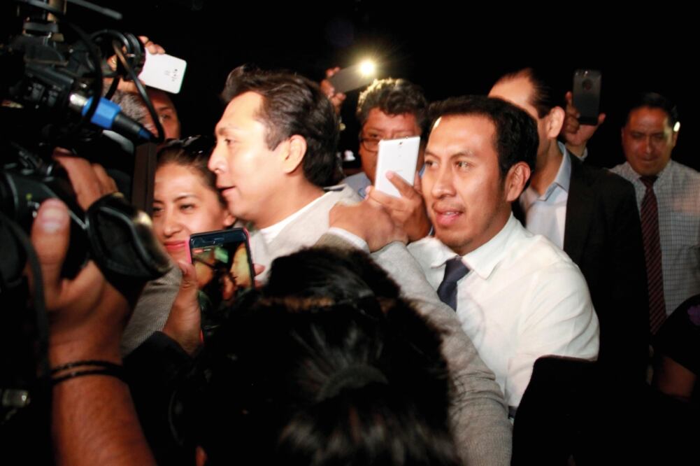 Proceso. Familiares, amigos y el abogado de Luis Alberto “N” esperaron al médico a su salida del Centro de Reinserción Social ubicado en Ixcotel, municipio conurbado a la capital de Oaxaca 