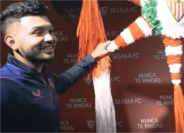 VIDEO: Sevilla sorprende a Jesús 'Tecatito' Corona con una piñata por su cumpleaños