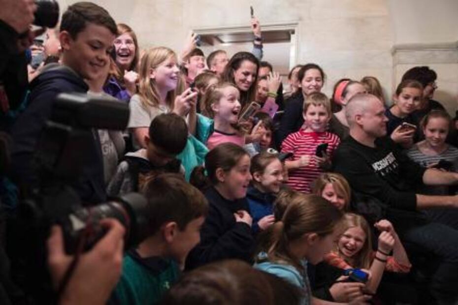 Trump sorprende a estudiantes en reapertura de visitas a la Casa Blanca