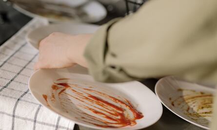 Mujer se hace viral por un ocurrente truco para no lavar nunca más los platos