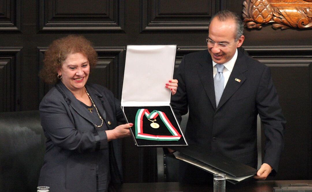 En 2007, Julieta López acudió al Senado para recibir la medalla "Belisario Domínguez", de manos del Presidente Felipe Calderón, entregada post mortem a Castillo Peraza. /Archivo - EL UNIVERSAL