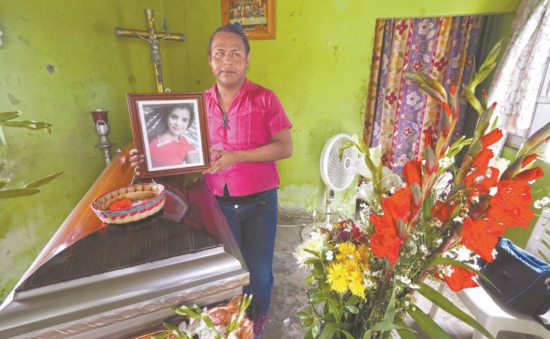 Carlos Ángel sostiene el retrato de su sobrina Xóchitl, quien era bailarina en el bar Caballo Blanco, donde murió a causa del ataque. Foto: OMAR CONTRERAS. EL UNIVERSAL