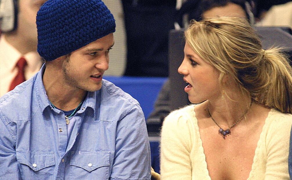 Britney Spears y  Justin Timberlake en un juego de la NBA en 2002. Foto: TOM MIHALEK / AFP.