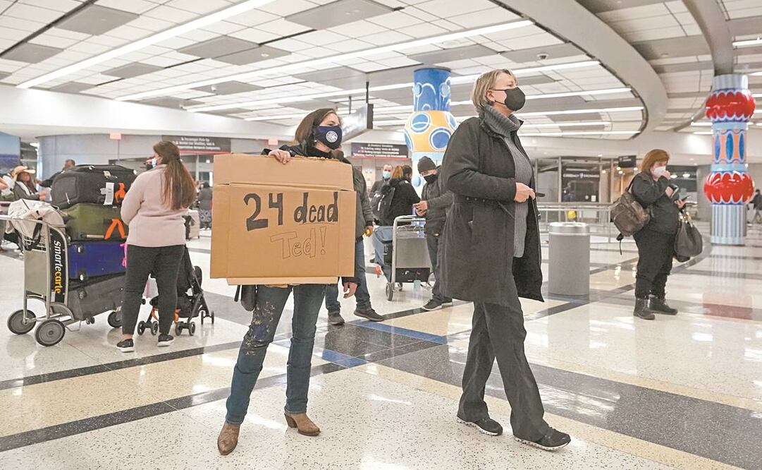 Estadounidenses esperaban ayer el regreso del senador Ted Cruz, en Houston, con pancartas en las que se leía: “24 muertos”. Foto: David J. Phillip. AP