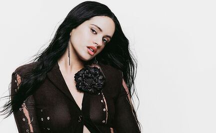 Rosalía brilla en un impactante vestido metálico con pezoneras