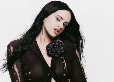 Rosalía brilla en un impactante vestido metálico con pezoneras