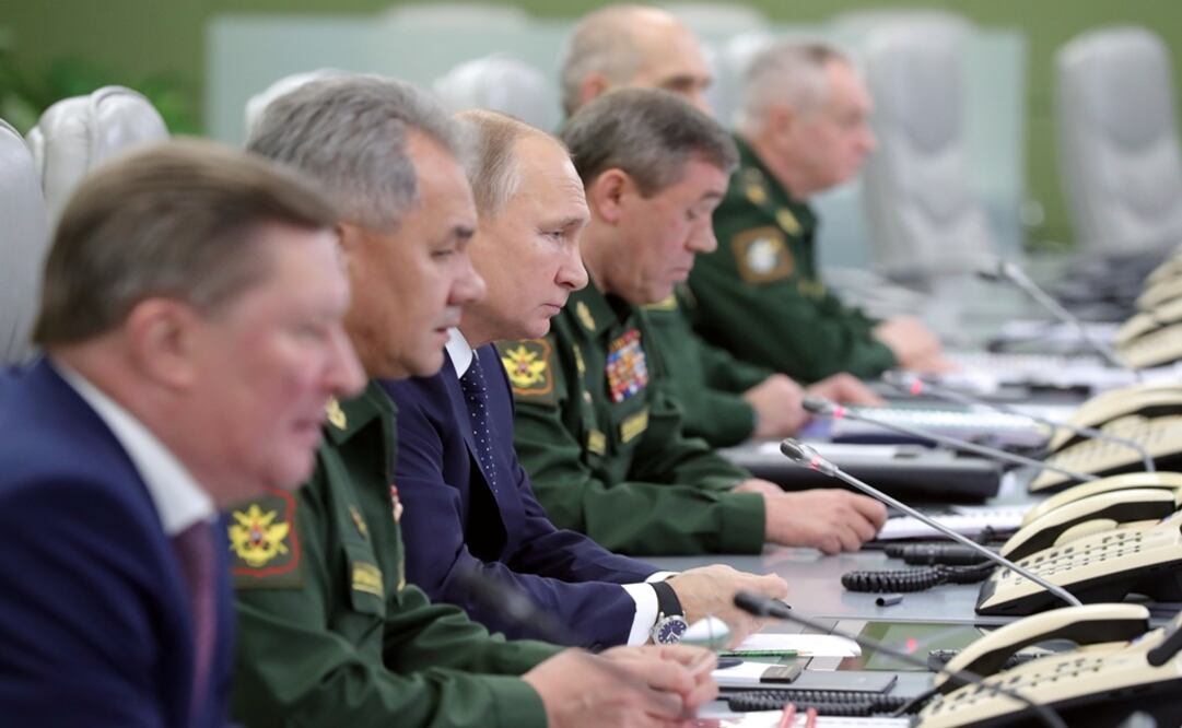 Russia's President Vladimir Putin (3rd L) visits the National Defence Control Centre (NDCC) in Moscow, Russia Photo: Sputnik/Mikhail Klimentyev/Kremlin via REUTERS