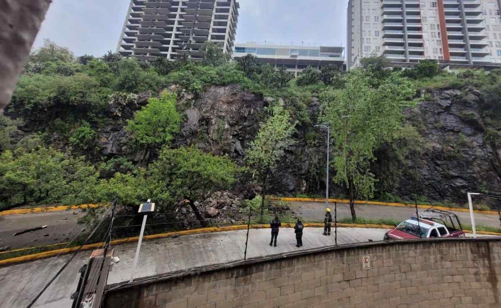 Las precipitaciones provocaron escurrimientos e infiltración de agua que reblandecieron el material del talud, lo que provoco la caída del material rocoso. Foto: Especial.