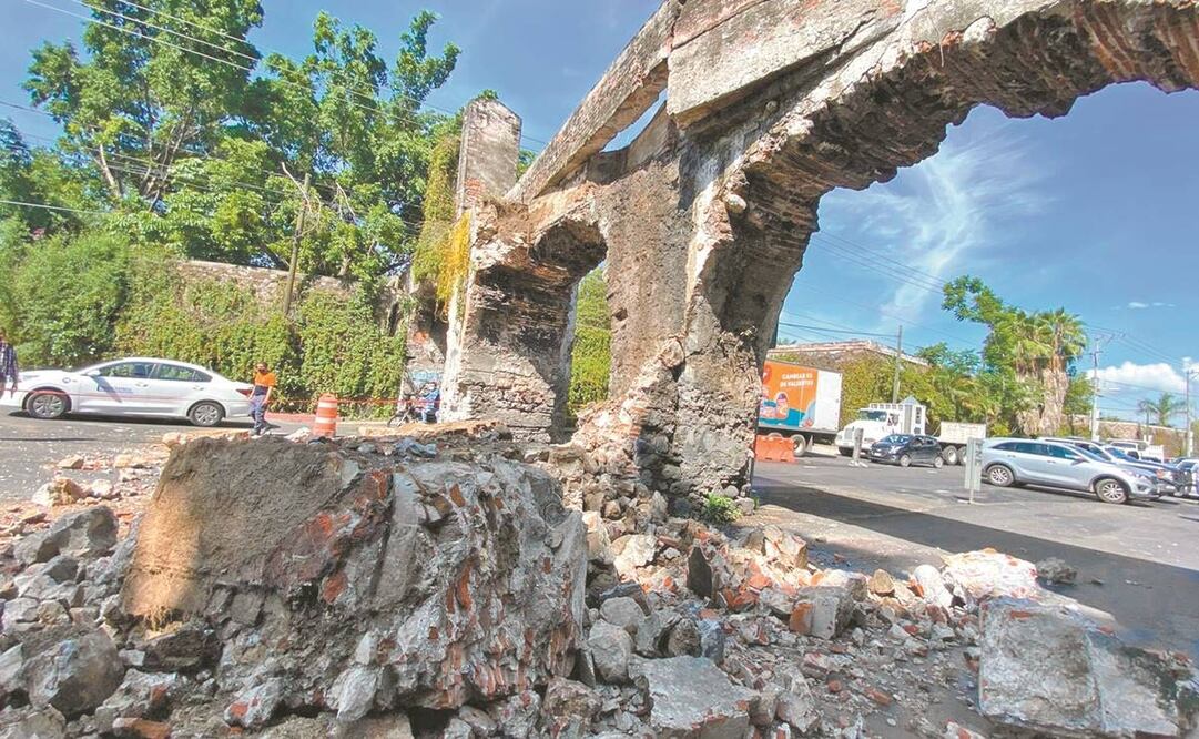 Los Arcos de San Carlos serán apuntalados; sin embargo, en su restauración podría usarse el 80% del material desprendido. Foto: Carlos de la Fuente/El Universal.