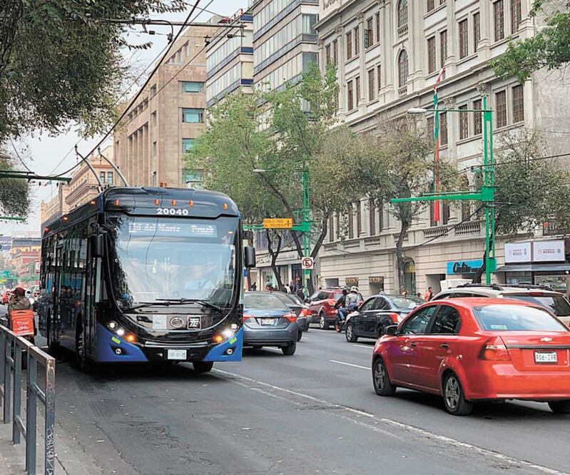Los vehículos cuentan con baterías de reserva que ofrecen autonomía de 75 kilómetros sin conexión, sistema de recuperación de energía a través de frenado regenerativo para ahorro de electricidad y operación sin ruidos. Foto: Especial