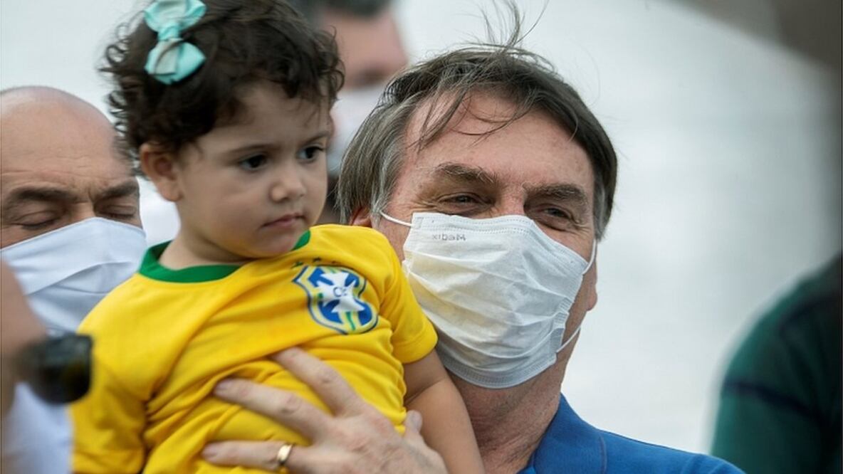 El presidente Jair Bolsonaro ha ignorado abiertamente las reglas de distanciamiento social (Foto: EPA)